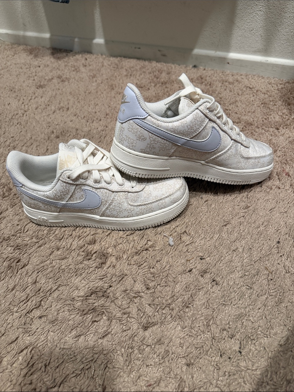 Nike Kids Sneakers in Off-White with Light Gray Swoosh